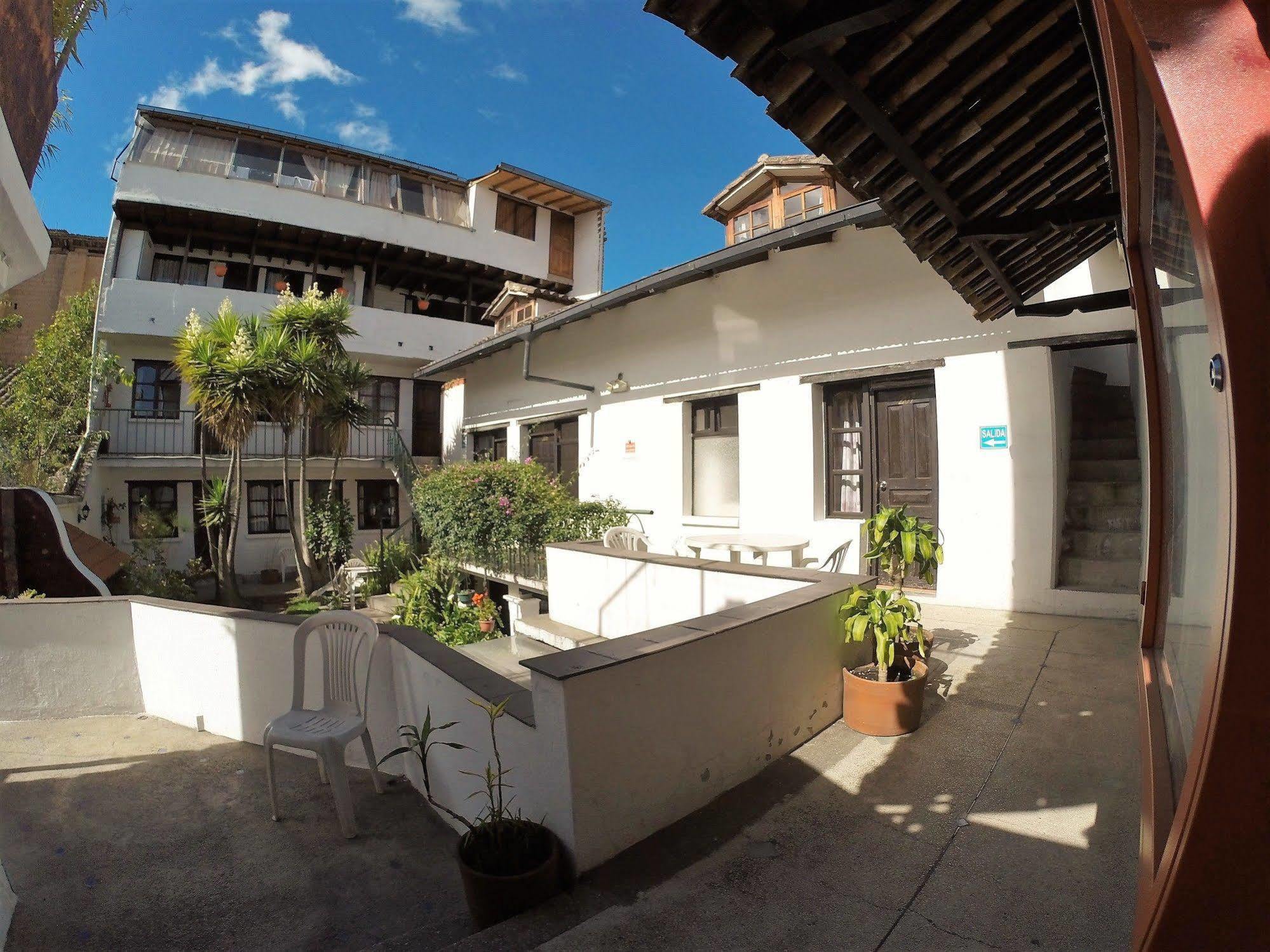 Hostal L'Auberge Inn Quito Ngoại thất bức ảnh